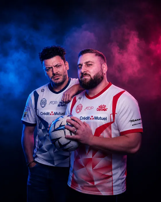 Kev Adams et Nico Capone en maillots du match